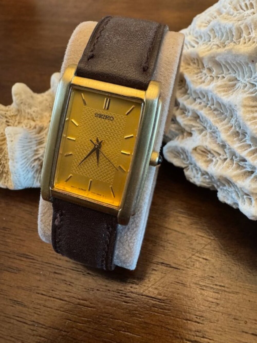 VINTAGE - Men's Seiko Quartz Tank Watch - 26mm - Model: V701 5E49
